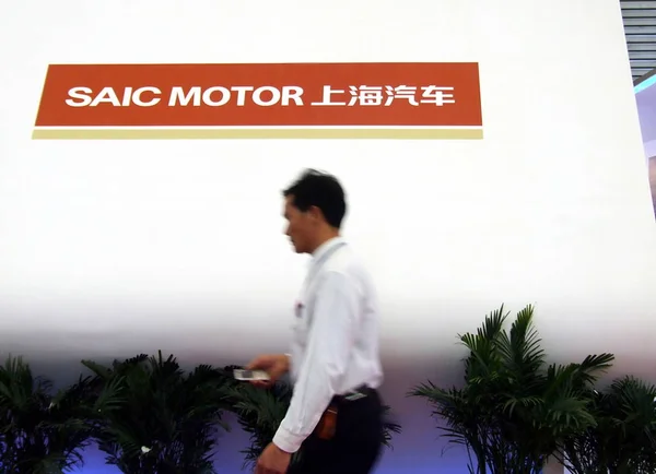 2007年4月28日 在中国上海举行的上海汽车2007车展上 一名中国人走过 Saic Motor 上海汽车工业公司 上市公司赛奇汽车的展台 — 图库照片