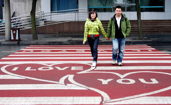 2009년 일요일 쓰촨성 남서부 청두시에서 Love You 표지판이 얼룩말 횡단보도를 — 스톡 사진