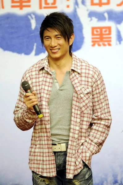 2009 中国での彼の新しい ドラマの記者会見の間に台湾俳優ニコラス 呉ポーズします — ストック写真