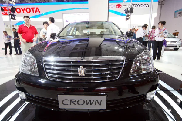 Toyota Crown Jest Wyświetlany Podczas Auto Show Jinan City Prowincja — Zdjęcie stockowe