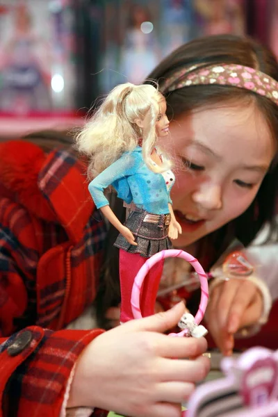 Chinese Girl Plays Barbie Doll Barbie Shanghai Flagship Store Shanghai — Stock Photo, Image
