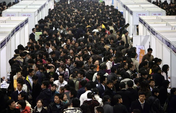 Graduados Universitarios Chinos Solicitantes Empleo Reúnen Una Feria Empleo Ciudad — Foto de Stock