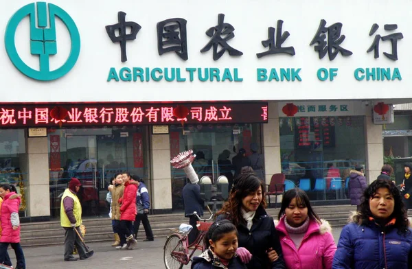 Lokala Kinesiska Medborgare Förbi Gren Agricultural Bank China Abc Yichang — Stockfoto