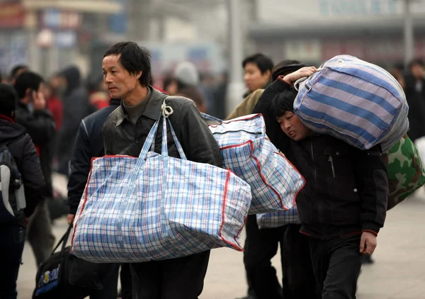 File Chinesische Wanderarbeiter Die Ihr Gepäck Schultern Warten Bahnhof Von — Stockfoto