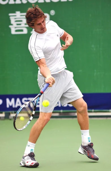 ロシアのプロテニス プレーヤー イゴール アンドレエフ ショットを果たしているトレーニング セッション中に 2010 上海マスターズの中国 上海市に上海旗忠テニス センターで — ストック写真