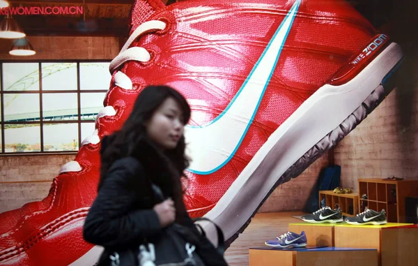 Genç Bir Çinli Kadın Şangay Nike Spor Ayakkabı Posteri Geçmiş — Stok fotoğraf