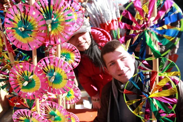 Visitante Extranjero Mira Molinos Viento Juguete Durante Feria Del Templo — Foto de Stock