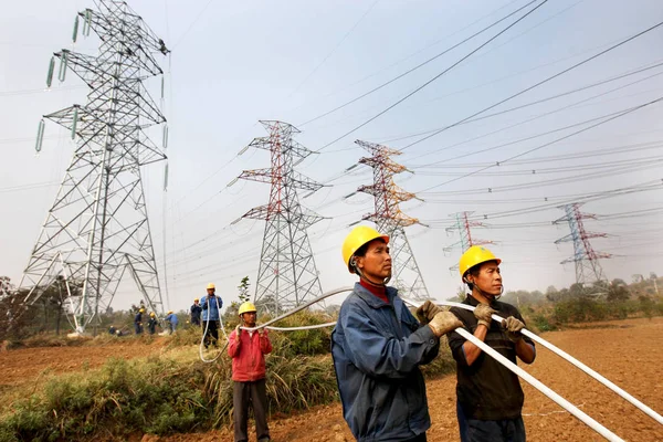 Китайські Електрики Змонтувати Високовольтних Ліній Електропередач Пілони Місті Huaibei Східна — стокове фото