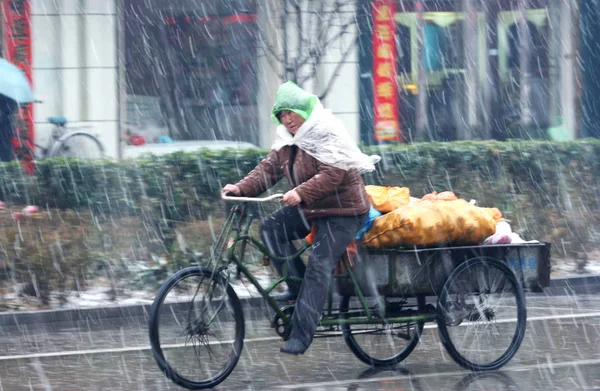 Une Chinoise Fait Tricycle Dans Neige Linfen Dans Est Province — Photo