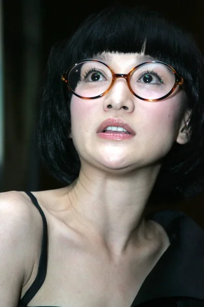 2008年12月10日 中国女星周迅在中国上海为电影 一切关于女人 举行的新闻发布会上做出反应 — 图库照片