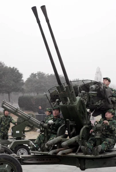 Plaatselijke Chinese Meteorologische Dienst Werknemers Bereiden Een Aircraft Artillery Proberen — Stockfoto