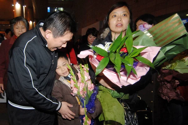 Bao Ruihua Rechts Und Ihr Sohn Shuang Mitte Zwei Der — Stockfoto