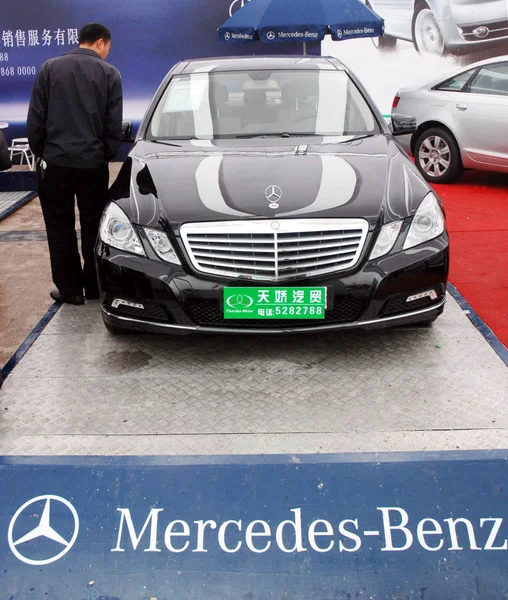 Chinois Regarde Une Mercedes Benz Series Lors Salon Auto Shaoyang — Photo