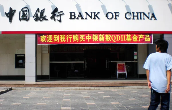 Egy Kínai Férfi Sétál Elmúlt Fióktelepe Bank China Boc Guilin — Stock Fotó