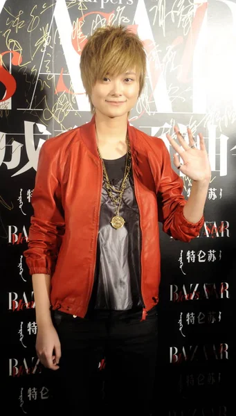 中国歌手李宇春在2009年1月12日星期一在中国北京举行的集市男装杂志联欢会上挥手致意 — 图库照片