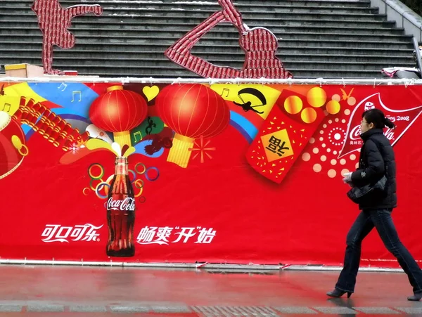 Una Mujer China Pasa Junto Anuncio Coca Cola Shanghai China — Foto de Stock