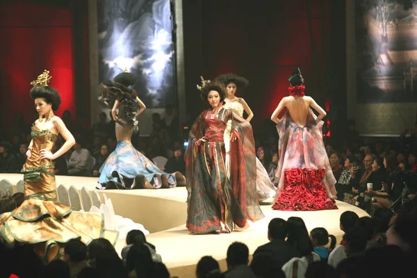 2010年10月25日在中国北京举行的中国时装周斯普林夏季时装秀 — 图库照片