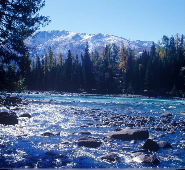 Paisagem Rio Árvores Montanhas Neve Tashkurgan Tajik Condado Autônomo Noroeste — Fotografia de Stock