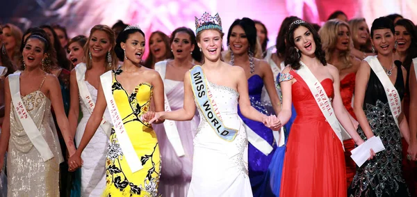 Miss Usa Alexandria Mills Campeona Centro Otros Concursantes Cantan Después — Foto de Stock