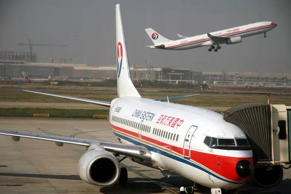 Два Самолета China Eastern Airlines Замечены Аэропорту Хунцяо Шанхае Китай — стоковое фото