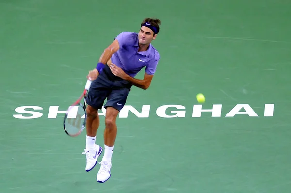 Roger Federer Švýcarska Vrací Výstřel Proti John Isner Spojených Států — Stock fotografie