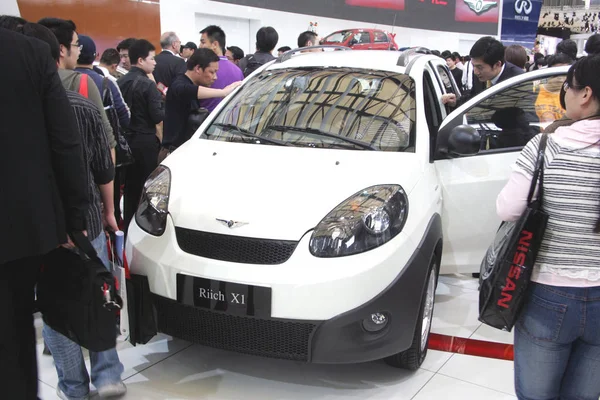 Gli Acquirenti Auto Cinesi Guardano Auto Durante Una Fiera Automobilistica — Foto Stock