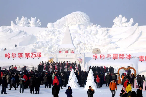 2009年1月6日 在黑龙江省哈尔滨市举行的哈尔滨国际冰雪节上 在圣诞老人的巨型雕塑前举行了集体婚礼 — 图库照片