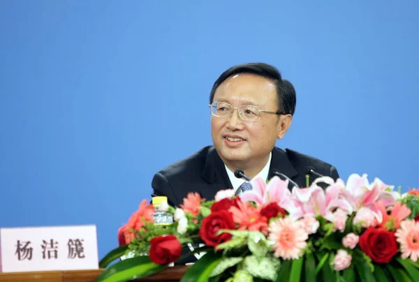 Ministro Relaciones Exteriores Chino Yang Jiechi Escucha Una Pregunta Una —  Fotos de Stock