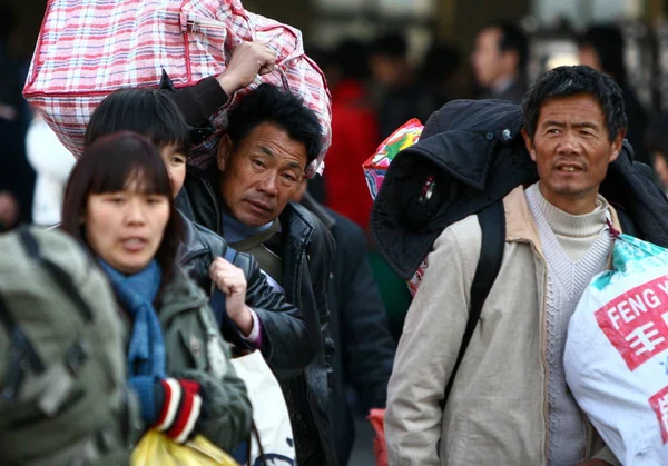 Безробітні Китайський Трудящі Мігранти Христителя Взявши Свої Речі Прибути Біля — стокове фото