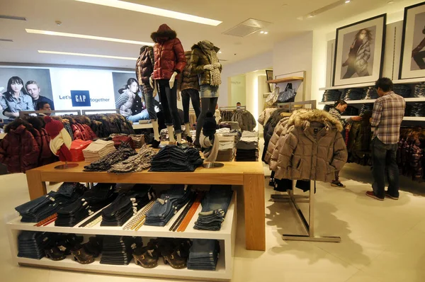 Chinese Customers Shop Clothings Gap Store Hong Kong Plaza Shanghai — Stock Photo, Image