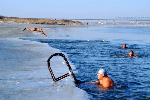 冬の水泳選手は2008年12月13日 中国北東部黒龍江省Jiamuiの氷の川で泳ぐ — ストック写真