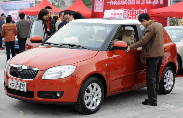 Los Compradores Automóviles Chinos Miran Volkswagen Skoda Fabia Una Feria — Foto de Stock