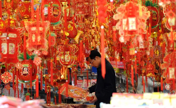 Hombre Chino Compra Adornos Rojos Para Próximo Festival Primavera Conocido — Foto de Stock