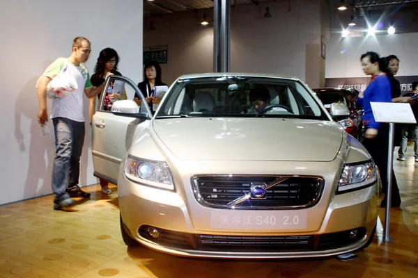 Chinese Autokopers Kijken Naar Een Volvo S40 Tijdens Een Auto — Stockfoto