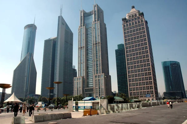 Esquerda Pessoas Passam Pelo Bank China Tower Bank Communications Tower — Fotografia de Stock