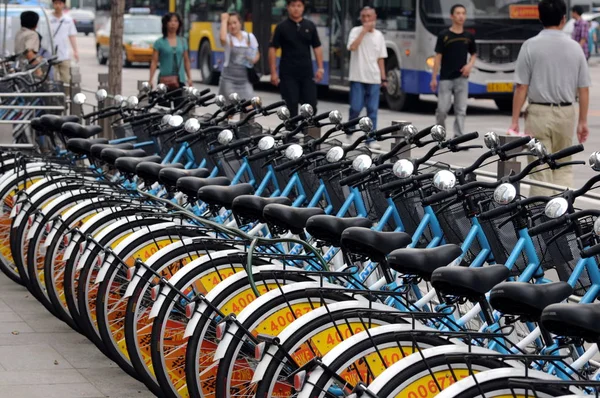 File Les Citoyens Chinois Passent Devant Des Vélos Une Station — Photo