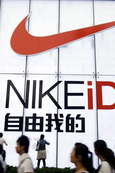 Τοπικοί Κινέζοι Πολίτες Περπατούν Μετά Από Μια Διαφήμιση Για Nike — Φωτογραφία Αρχείου