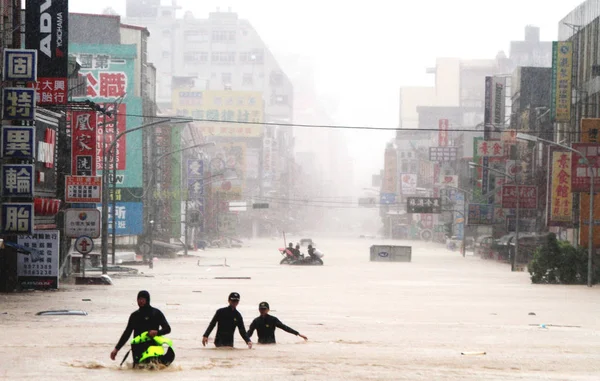 Taiwanesische Retter Suchen Nach Einwohnern Die Durch Das Hochwasser Den — Stockfoto