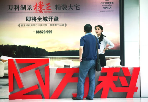 Visitante Visto Stand Vanke Durante Una Feria Inmobiliaria Fuzhou Sureste — Foto de Stock
