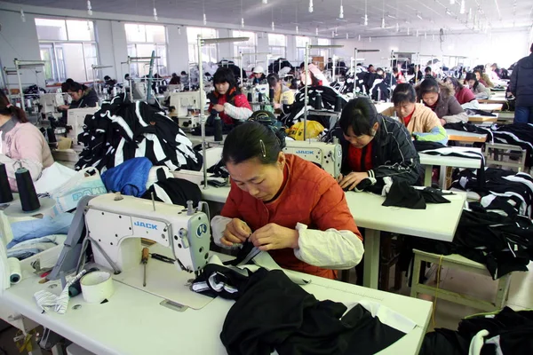 Trabajadoras Chinas Fabrican Prendas Fábrica Una Empresa Textil Ciudad Weifang — Foto de Stock