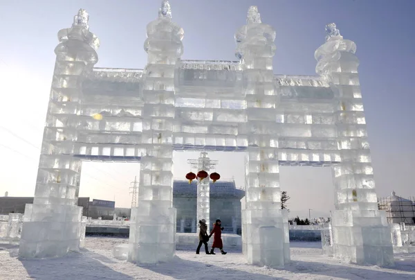 Visitors Walk Ice Sculptures Shenyang International Ice Snow Festival Shenyang — Stock Photo, Image