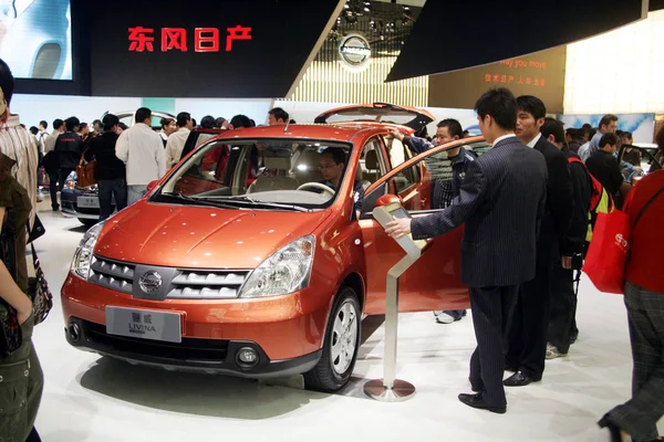 Visitatori Guardano Una Nissan Trail Prodotto Dongfeng Nissan Una Joint — Foto Stock