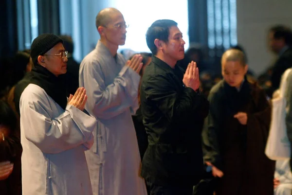 Bintang Kungfu Cina Jet Merenungkan Kematian Buddha Taiwan Master Sheng — Stok Foto