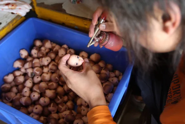 Una Trabajadora Fábrica China Pinta Cabezas Muñecas Una Fábrica Juguetes — Foto de Stock