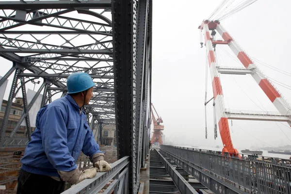 Trabajador Chino Mira Una Barcaza Grúa Renovado Puente Waibaidu Puerto — Foto de Stock