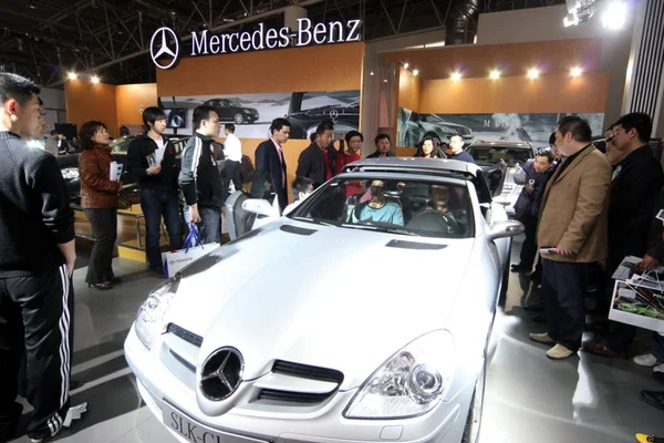 Visitatori Cinesi Guardano Auto Mercedes Benz Durante Una Fiera Automobilistica — Foto Stock