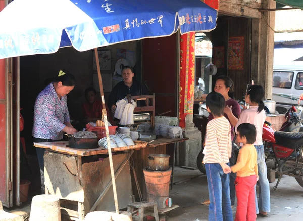 Chińskie Dzieci Czekają Zakup Ulicy Żywności Sprzedawcy Dabu Powiatu Meizhou — Zdjęcie stockowe