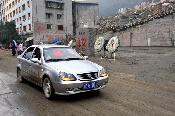 Coche Bodas Pasa Por Edificios Residenciales Destruidos Poderoso Terremoto Del — Foto de Stock