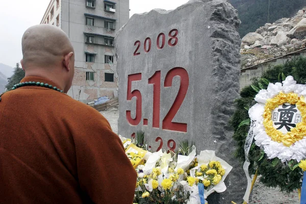 2009年1月25日 在中国四川省西南部绵竹市北川县 一名僧人在为纪念2008年5月12日地震而建造的石碑前哀悼地震遇难者 — 图库照片