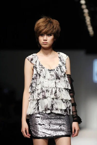 2010 上海に上海ロンドンファッションウィークの春 2011年の間に Casillino のファッションショーに新しいコレクションを表示するモデルのパレード — ストック写真